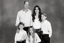 Lezseren elegáns szettben állt össze a gyerekekkel Vilmos herceg és Katalin hercegné a karácsonyi fotóhoz