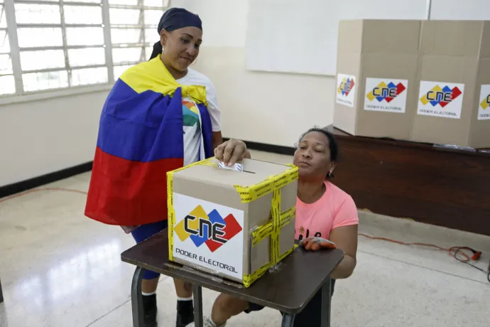 Egy venezuelai állampolgár voksol az Essequibo tartomány sorsáról is döntő népszavazáson, 2023. december 3-án, Caracasban – Fotó: Pedro Rances Mattey / AFP 