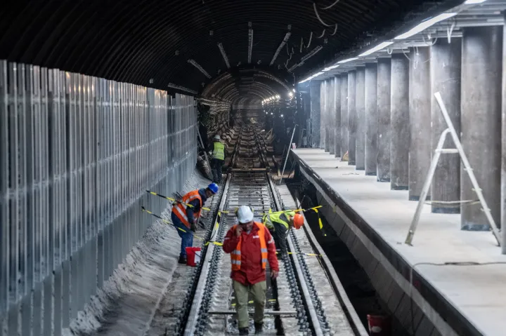 A sok hó és eső miatt több helyen is beáztak a 3-as metró új állomásai