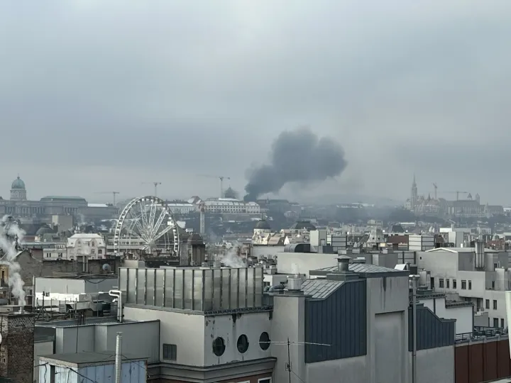 A füst még messziről is jól látható volt – Fotó: Olvasói fotó / Telex