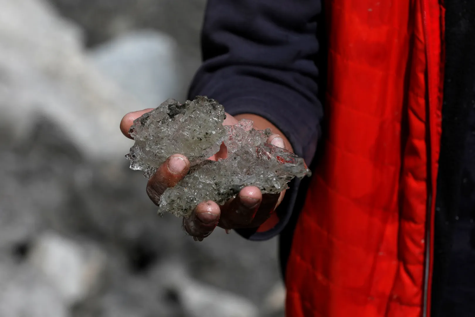 Az 51 éves Tariq Jamil, a helyi kockázatkezelési központ elnöke a Shisper-gleccserből vett jeget mutatja a Karakoram-hegységben – Fotó: Akhtar Soomro / Reuters