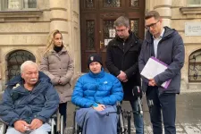 Az eutanáziáról kezdeményezett népszavazást Karsai Dániel, testvére és a Momentum