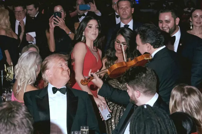 Donald Trump állva tapsolt a neki játszó Mága Zoltánnak, aztán közölte, hogy a muzsikus nevével kampányol