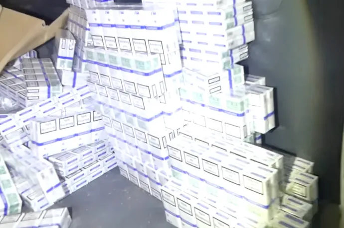 Diplomata-rendszámú mikrobusszal szállították a csempészcigarettát