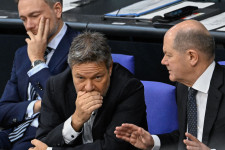 Pár milliárd eurós vita miatt számít német menekültekre a magyar kormány