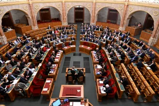 A szuverenitásvédelmi törvényt és a fővárosi választási rendszer átalakítását is megszavazhatják kedden a parlamentben