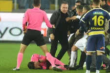 Botrány Törökországban: a klubelnök kiütötte a focibírót, akit ezután még a földön is rugdostak