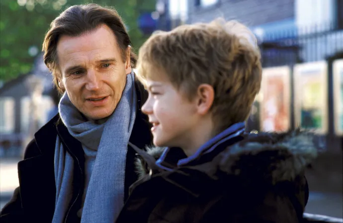 Liam Neeson és Thomas Brodie-Sangster – Fotó: Working Title Films / Dna Film / Collection Christofel / AFP