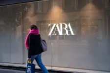 Törölte kampányát a Zara, miután egyeseket a gázai képekre emlékeztettek a reklámképek