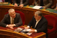 Fél évvel a választás előtt átírták a szabályokat, a Fidesz megszavazta a Mi Hazánk javaslatát
