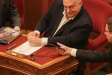 Lefotóztuk, mit rajzolt Orbán a parlamentben
