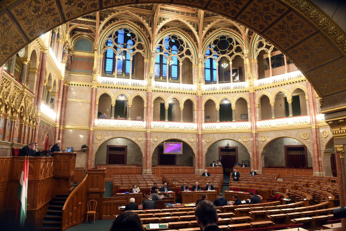 Egy sűrű napon a parlament alkotmányba véste a szuverenitásvédelmet