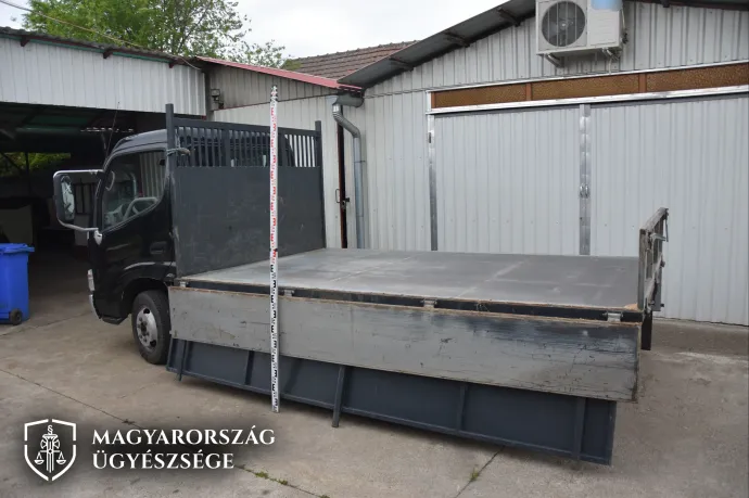 Korrupció miatt emeltek vádat három rendőr és egy vállalkozó ellen