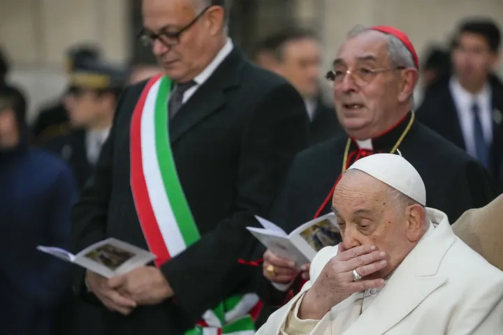 Ferenc pápa Roberto Gualtieri, Róma polgármestere és Angelo Comastri bíboros társaságában Rómában december 8-án, a szeplőtelen fogantatás ünnepén. Fotó: Gregorio Borgia / AP / MTI