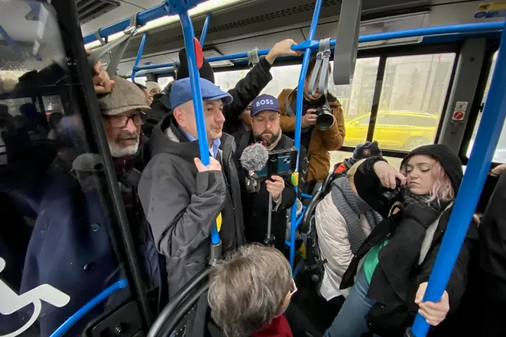 „Indul a polgármesterjárat” – viccelődnek a 16-os buszon utazó polgármesterek-képviselők – Fotó: Nagy Bálint / Telex