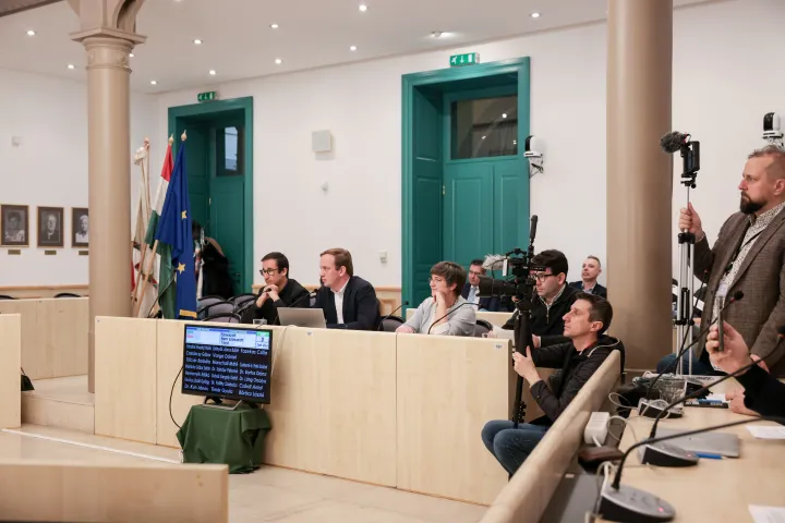V. Naszály Márta meghallgatása az I. kerületi ülésen – Fotó: Hevesi-Szabó Lujza / Telex
