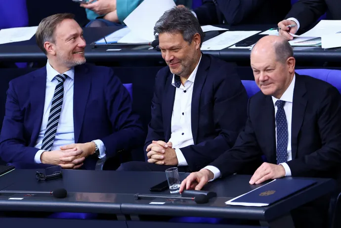 Christian Lindner FDP-elnök és pénzügyminiszter, Robert Habeck zöldpárti alkancellár és gazdasági-klímavédelmi miniszter, valamint az SPD-s Olaf Scholz kancellár a Bundestag 2023. november 28-i ülésén – Fotó: Lisi Niesner / Reuters