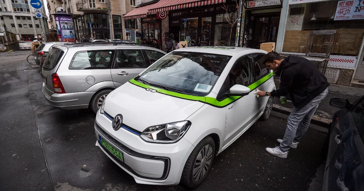 Mégsem lesznek kijelölt carsharinges parkolóhelyek Budapesten, kihúzták ezt a részt Semjén javaslatából