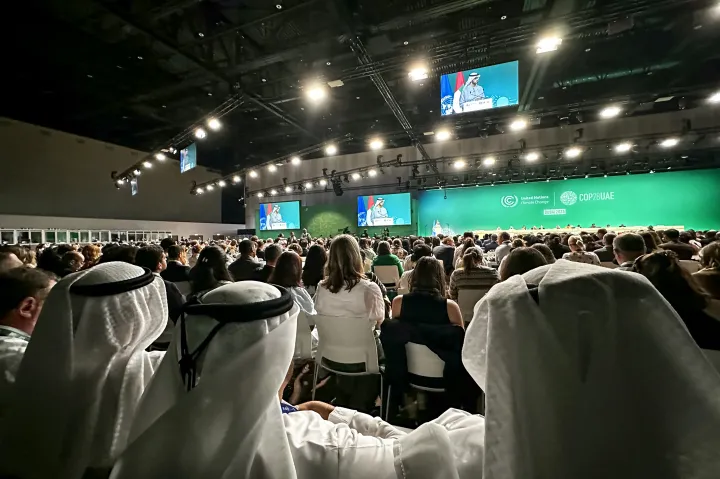 A rendező Egyesült Arab Emírségek ipari és technológiai minisztere, Szultán al-Dzsábir jelentette be, hogy megállapodás született az ENSZ klímacsúcsán, amely arra ösztönzi a nemzeteket, hogy távolodjanak el a fosszilis tüzelőanyagoktól – Fotó: Giuseppe Cacace / AFP