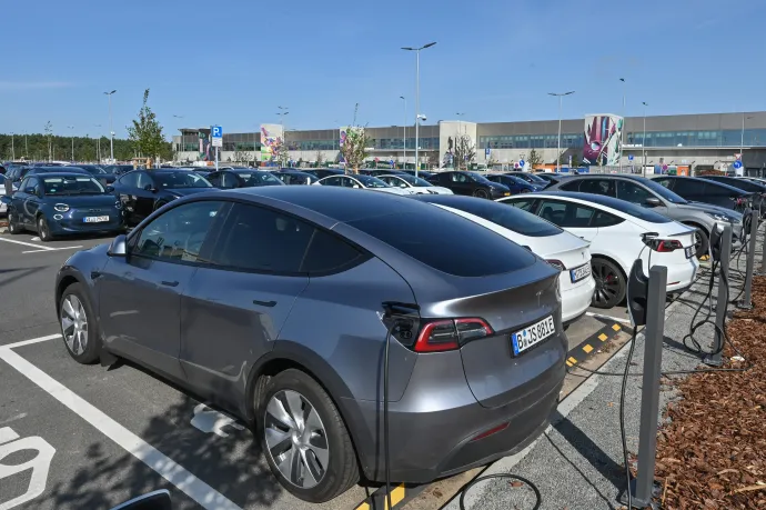 Kétmillió Teslában finomítják az önvezető funkciót az amerikai közlekedésbiztonsági hivatal vizsgálata után