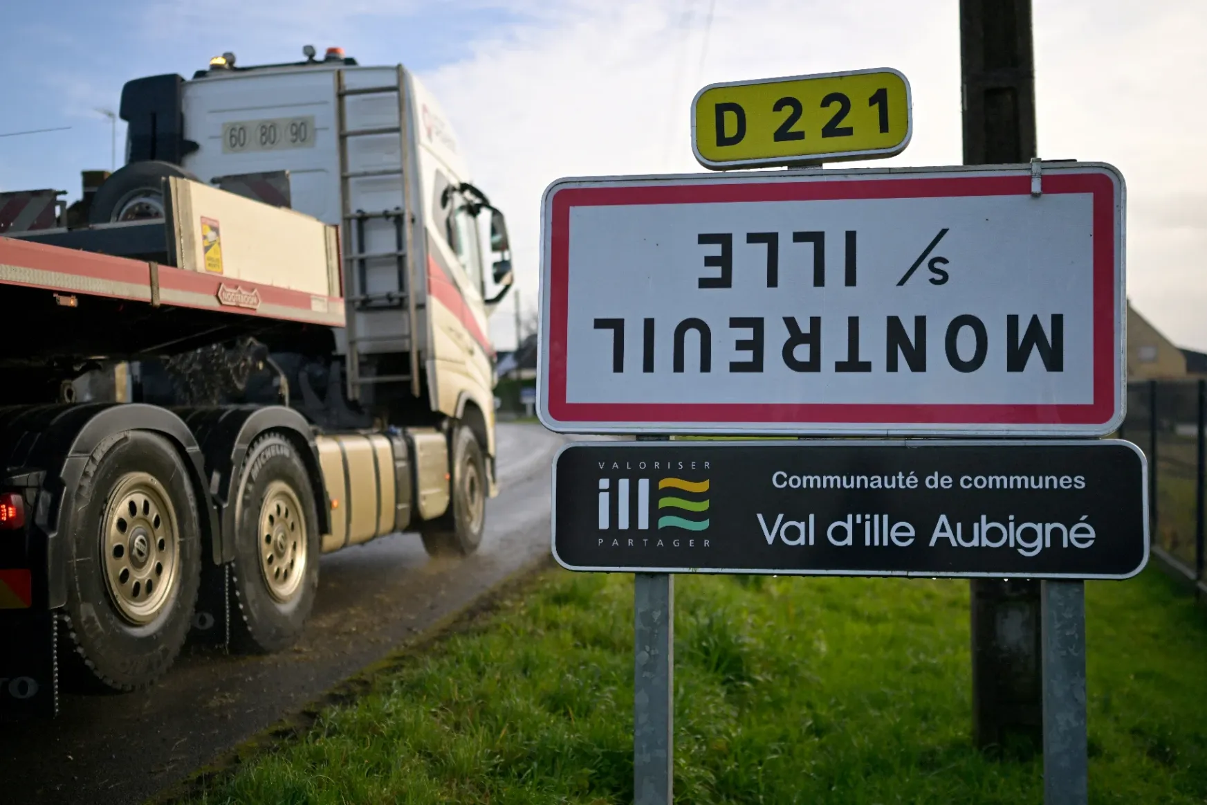 Megfordítják a településtáblákat a francia gazdák, most így tiltakoznak
