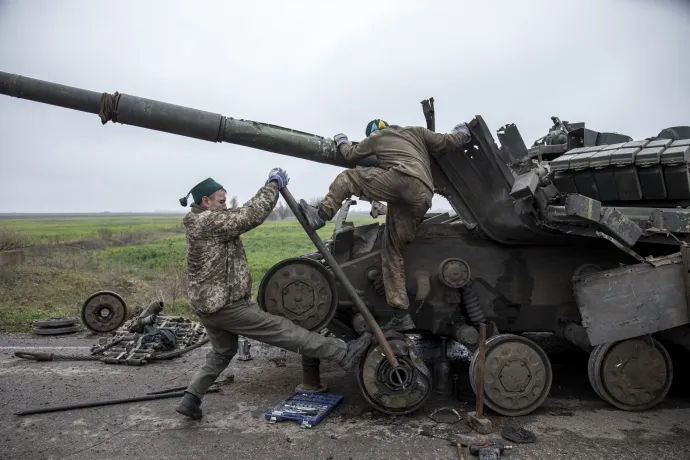 Ukrán katonák egy tankelhárító aknára futott harckocsit szerelnek szét Novopetrivka közelében – Fotó: Narciso Contreras / Anadolu Agency / AFP