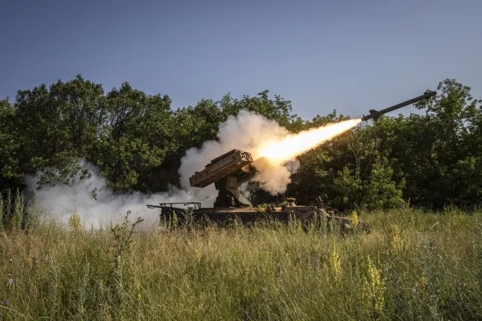 Az ukrán 93. brigád egysége 9K35 Strela-10 rövid hatótávolságú föld-levegő rakétával tüzel egy orosz felderítő drónra Bahmut közelében – Fotó: Ed Ram / The Washington Post / Getty Images