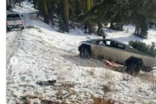 Egy Ford húzta fel az elakadt Tesla Cybertruckot a havas dombon, bár ez még csak tesztautó