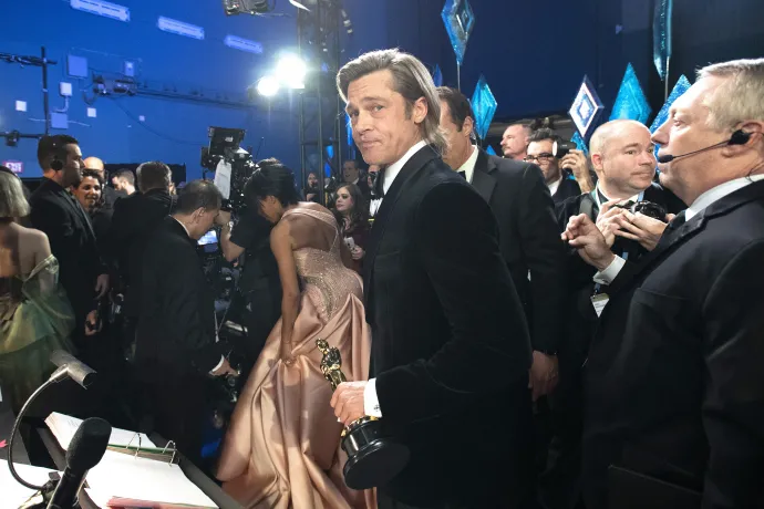 Brad Pitt a színfalak mögött a legjobb férfi mellékszereplőnek járó díjjal a 92. Oscar-díj-átadón, 2020. február 9-én – Fotó: Richard Harbaugh / Getty Images