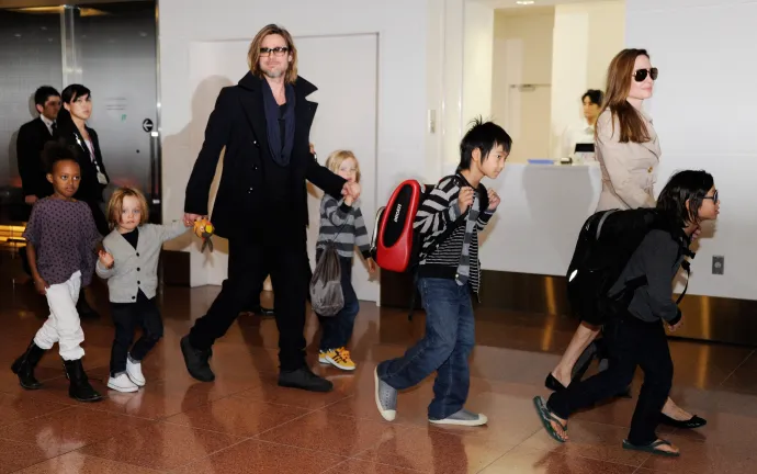 Brad Pitt és Angellina Jolie összes gyerekükkel a tokiói Haneda repülőtéren, 2011. november 8-án – Fotó: Toru Yamanaka / AFP
