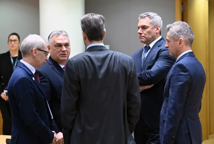 Orbán Viktor miniszterelnök, Karl Nehammer osztrák kancellár, Nikolaj Denkov bolgár kormányfő és más vezetők társaságában az EU-csúcs egy korábbi szakaszában 2023. december 14-én – Fotó: Dursun Aydemir / Anadolu / Anadolu via AFP