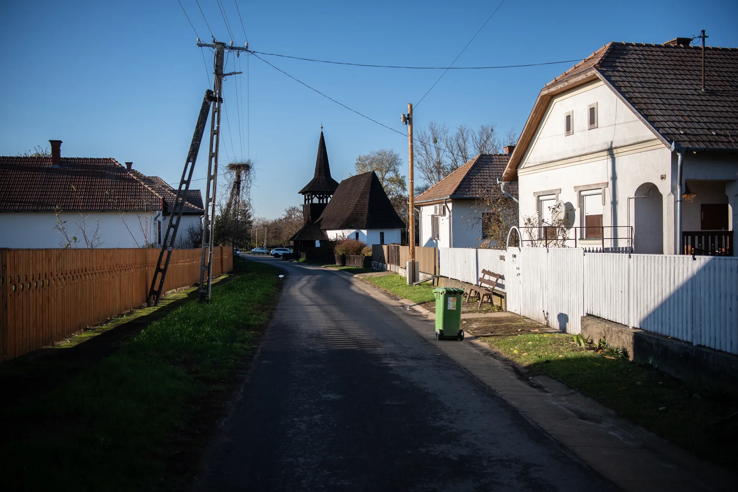 Tákos utcája, háttérben a református templommal – Fotó: Bődey János / Telex