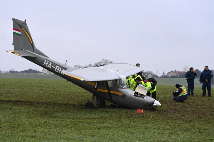 Kényszerleszállást hajtott végre egy kisrepülő Budapesten, az M0-s melletti szántóföldön