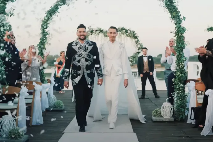 Osváth Zsolt bemutatta a melegesküvőjéről készült videóját, erre a YouTube vizsgálni kezdte