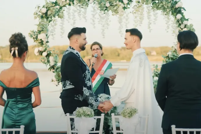 Osváth Zsolt bemutatta a melegesküvőjéről készült videóját, erre a YouTube vizsgálni kezdte