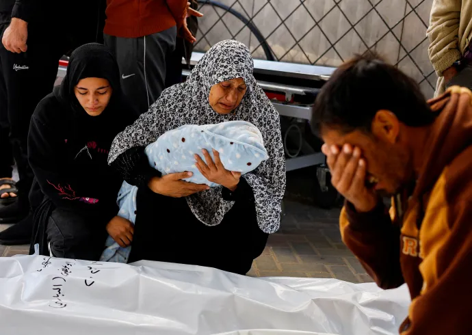 Idres Al-Dbari már a háború közben született, de egy izraeli rakétatámadásban meghalt. A képen a nagyanyja tartja a holttestét egy rafah-i kórháznál december 12-én – Fotó: Mohammed Salem / Reuters