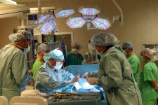 Amikor az orvos nyúl az eszközért, de az nincs ott, az megnehezíti a gyógyítást