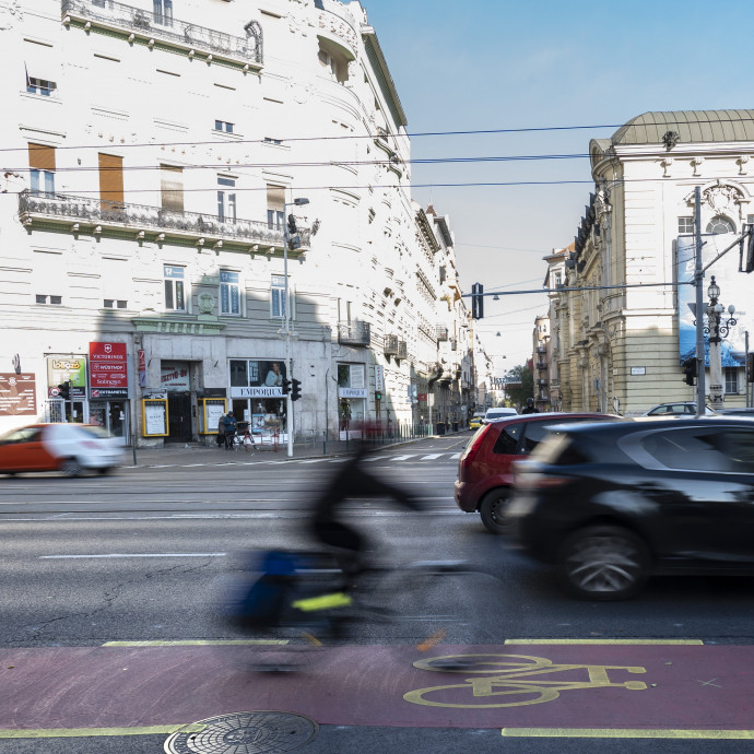 Kiváló ötlet a céges e-bicikli, de a magyar valóságban a munkába járós húszéves rom autót kellene lenyomnia