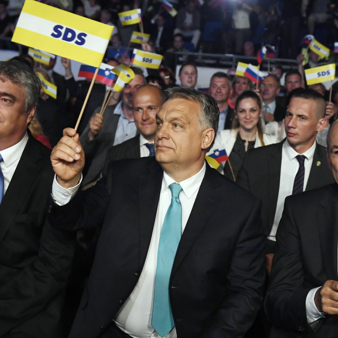 Azt próbálja ellehetetleníteni itthon a kormány, amit nagyüzemben művel külföldön