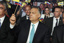 Azt próbálja ellehetetleníteni itthon a kormány, amit nagyüzemben művel külföldön