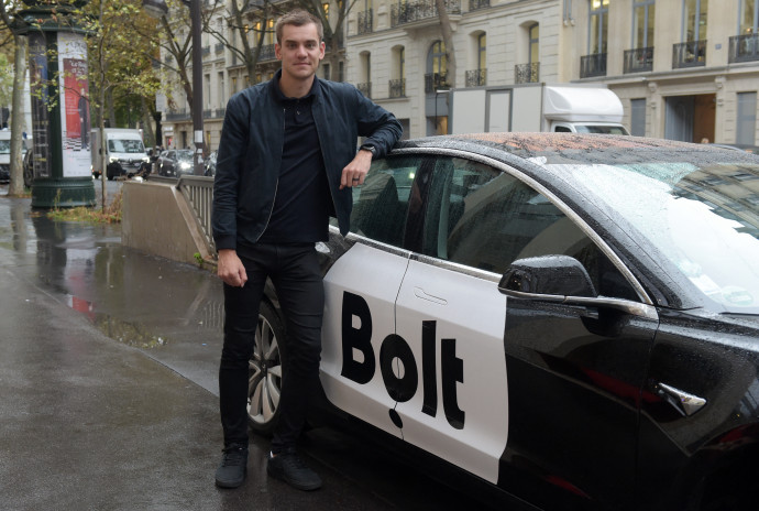 A Bolt-alapító Markus Villig egy Bolt-autó mellett Párizsban 2021-ben. Fotó: AFP