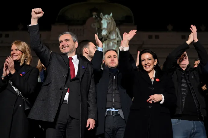 A Szerbia az Erőszak Ellen ellenzéki szövetség több vezetője egy 2023. december 12-i gyűlésen Belgrádban. Bal oldalon Vladimir Obradović belgrádi polgármesterjelölt, középen Miroslav Aleksić, a Szabadság és Igazságosság Pártjának vezetője és Marinika Tepić, Szabadság és Igazságosság Pártjának egyik alelnöke – Fotó: Andrej Isakovic / AFP