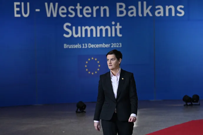 Ana Brnabić szerbiai kormányfő érkezik az EU-Nyugat-Balkán-csúcsra Brüsszelben 2023. december 13-án – Fotó: Miguel Medina / AFP