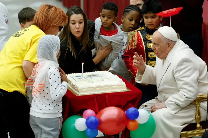 Gyerekek segítettek elfújni a gyertyát Ferenc pápa születésnapi tortáján