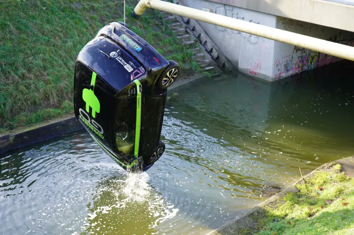 „Pánik van, bezártság van, csorog be a víz” – mondta a sofőr, aki kocsijával belecsúszott egy budapesti patakba