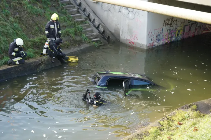 „Pánik van, bezártság van, csorog be a víz” – mondta a sofőr, aki kocsijával belecsúszott egy budapesti patakba