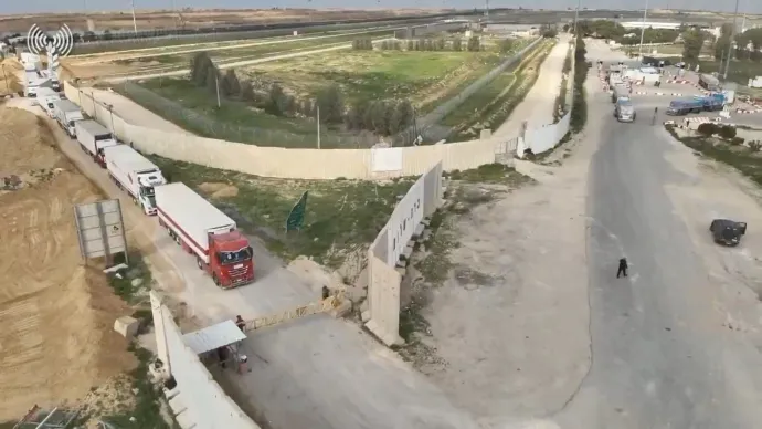 Segélyt szállító teherautók vátrakoznka az átvizsgálásra a Karem Shalom határállomásnál 2023. december 12-én – Fotó: COGAT / X / Reuters