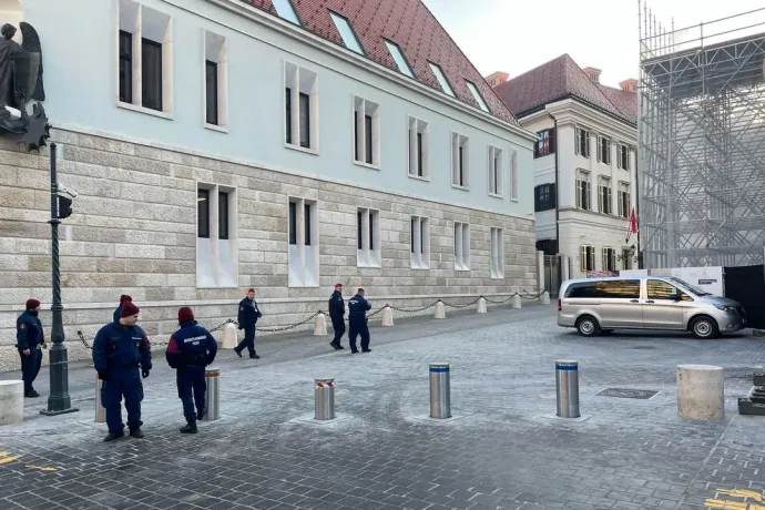 Erdoğan látogatása előtt eltűntek a Karmelita előtti kordonok