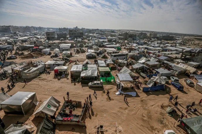 Palesztin menekültek sátrai az egyiptomi határ közelében Rafahban – Fotó: Mohammed Zaanoun / Middle East images / AFP