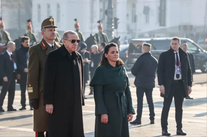 Megérkezett Budapestre Erdoğan, Novák Katalin fogadta a Hősök terén